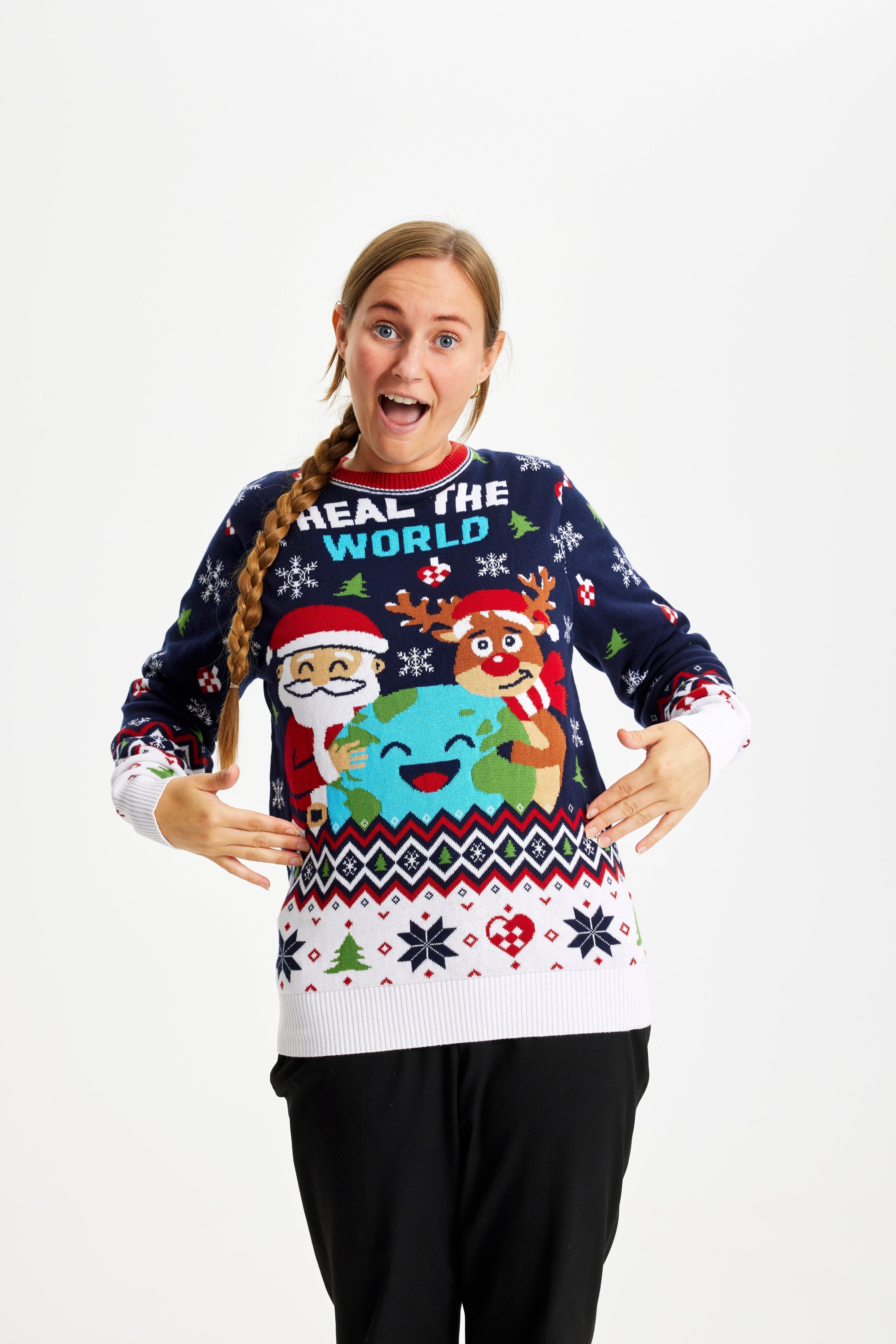 En poserande kvinna som bär en jultröja med texten 