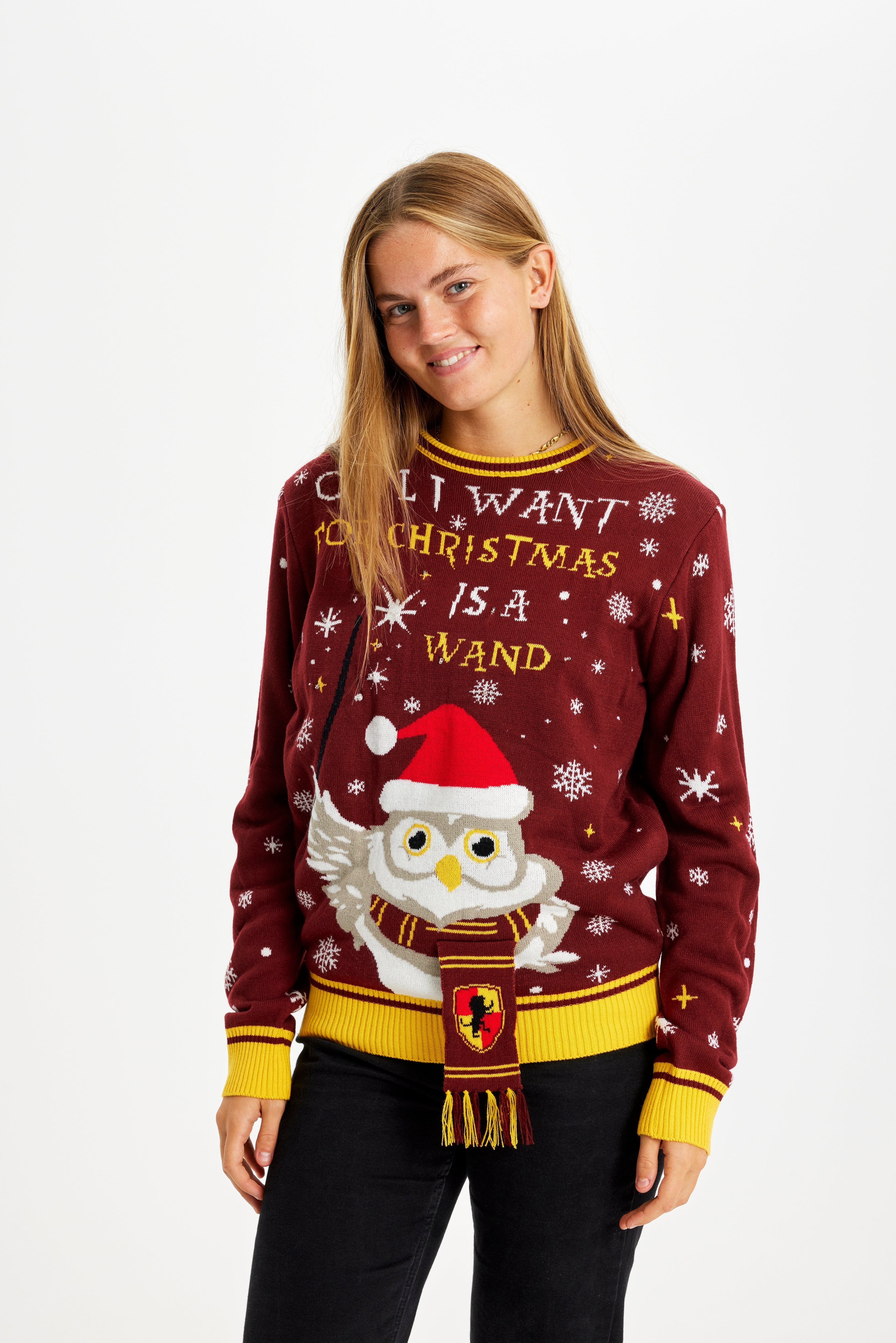 En kvinna klädd i en röd jultröja med texten 