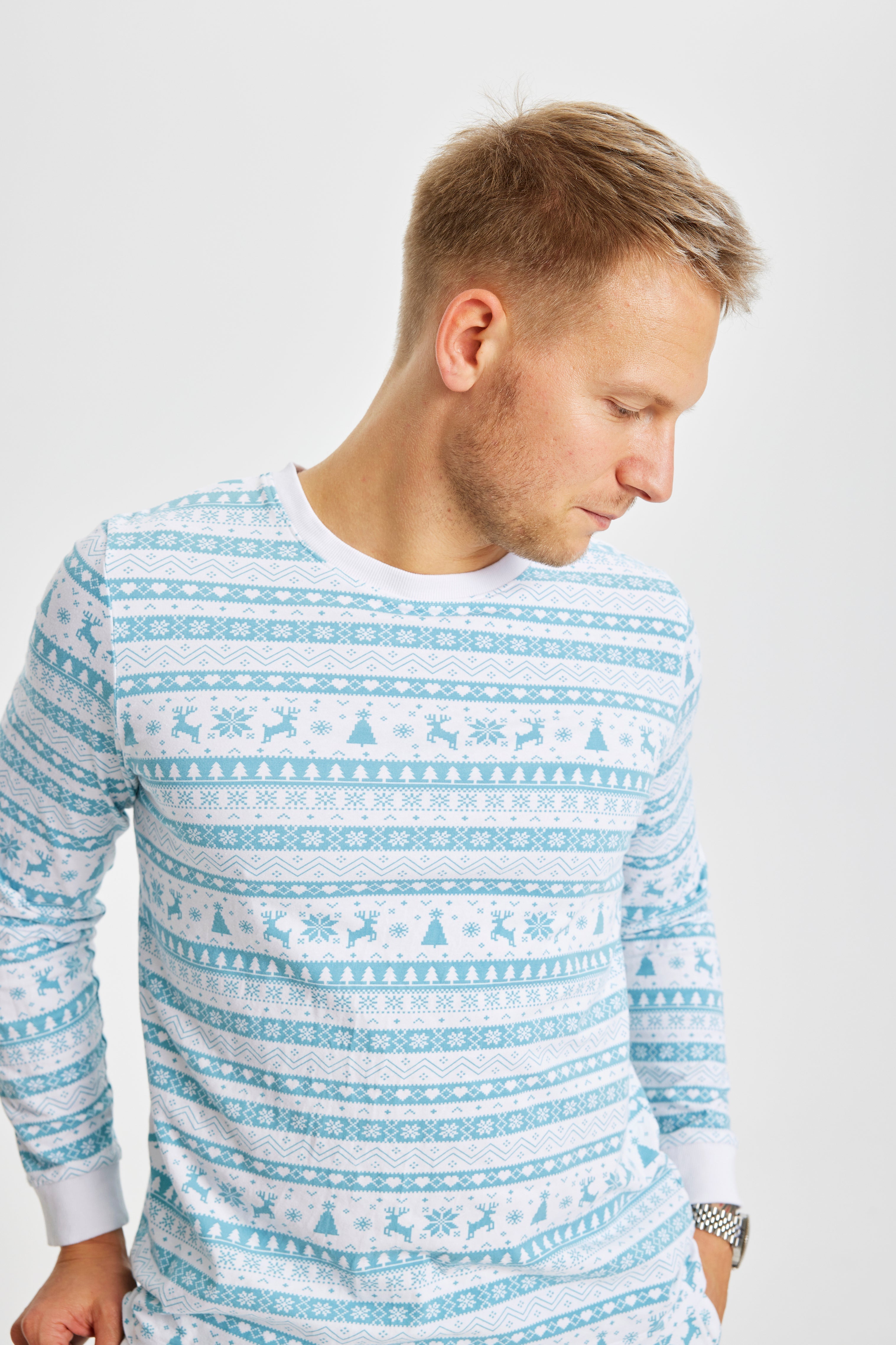 En man klädd i ljusblå julpyjamas.