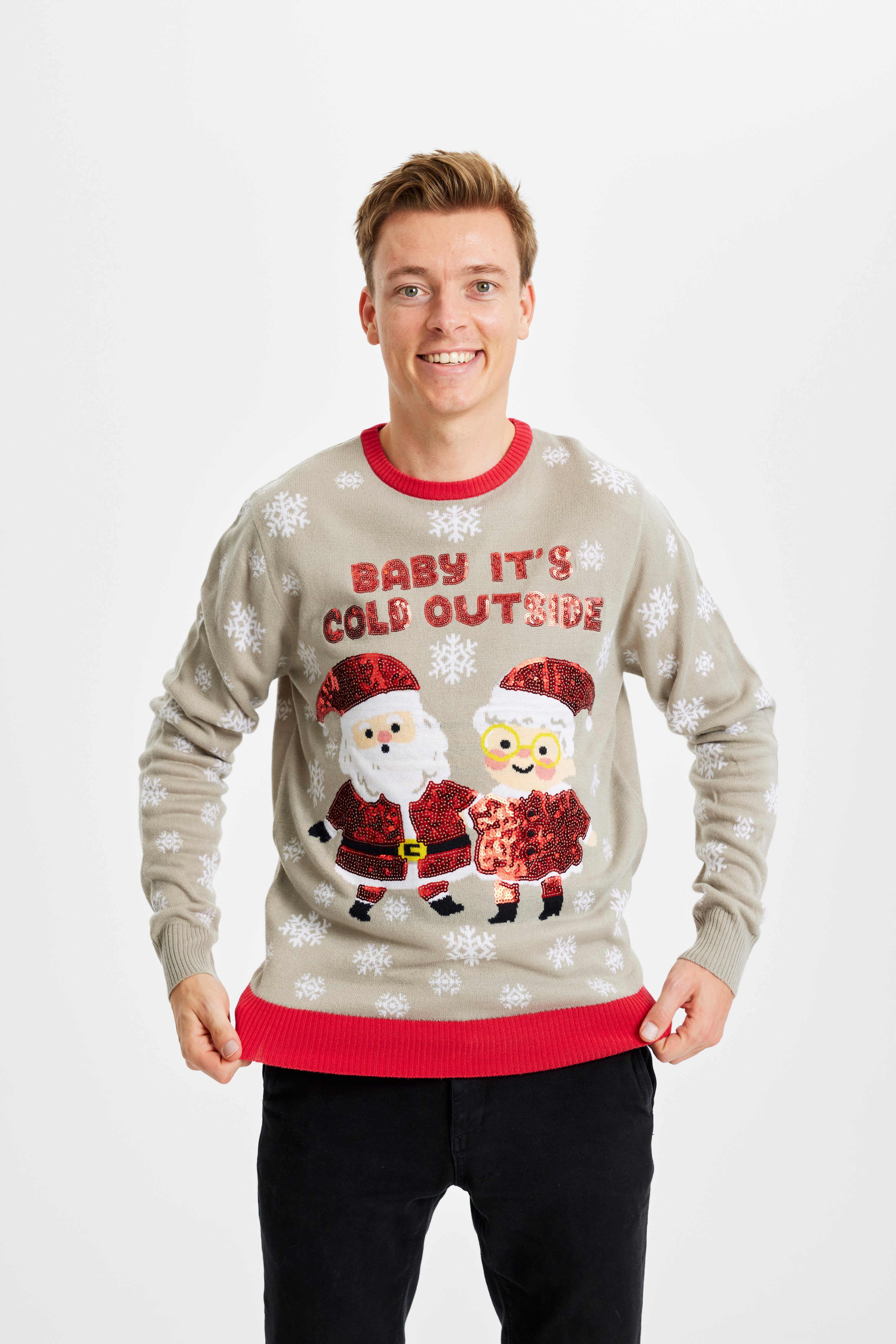 En leende man i grå jultröja med citatet 