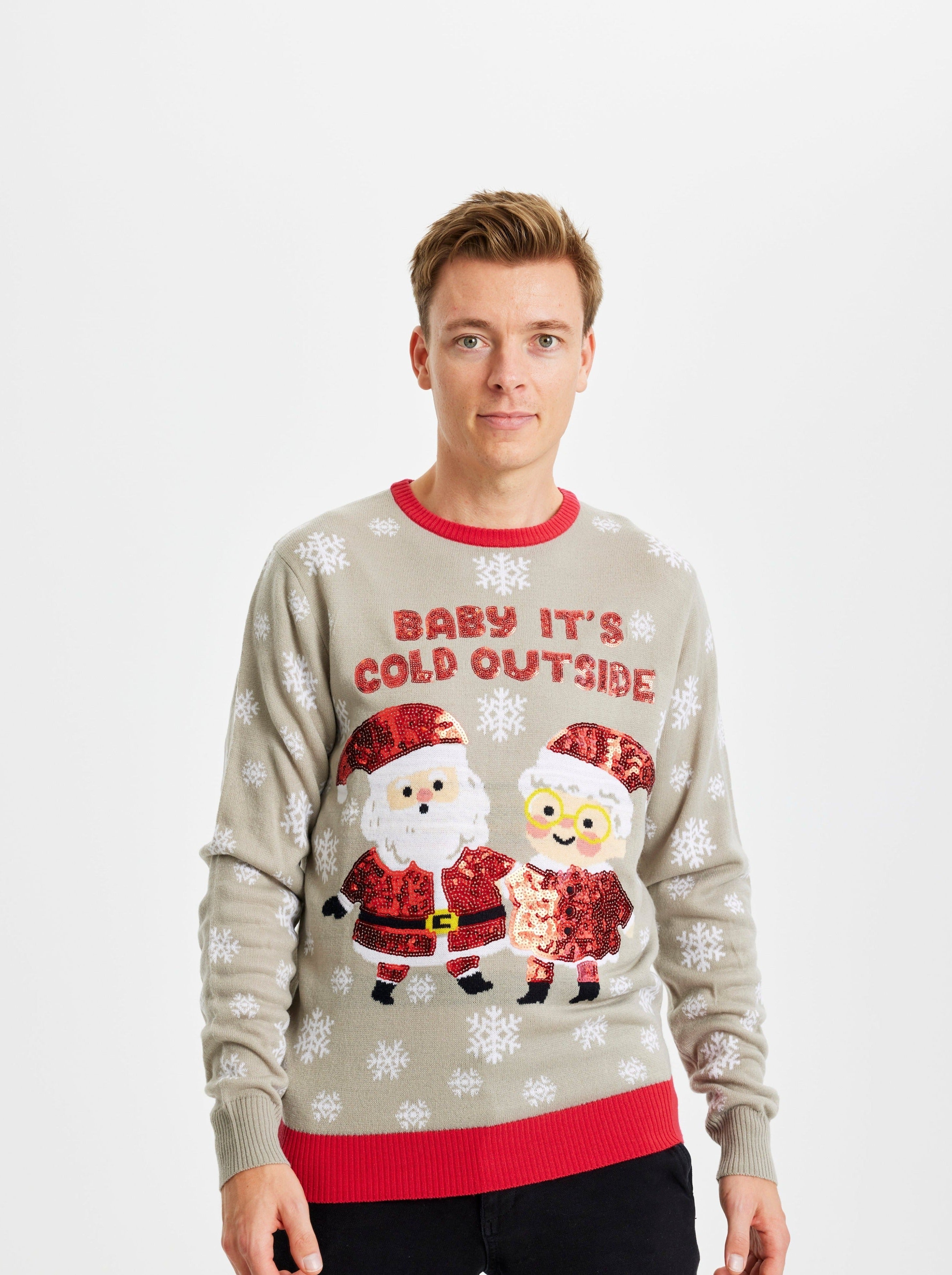 En man i en grå jultröja med citatet 