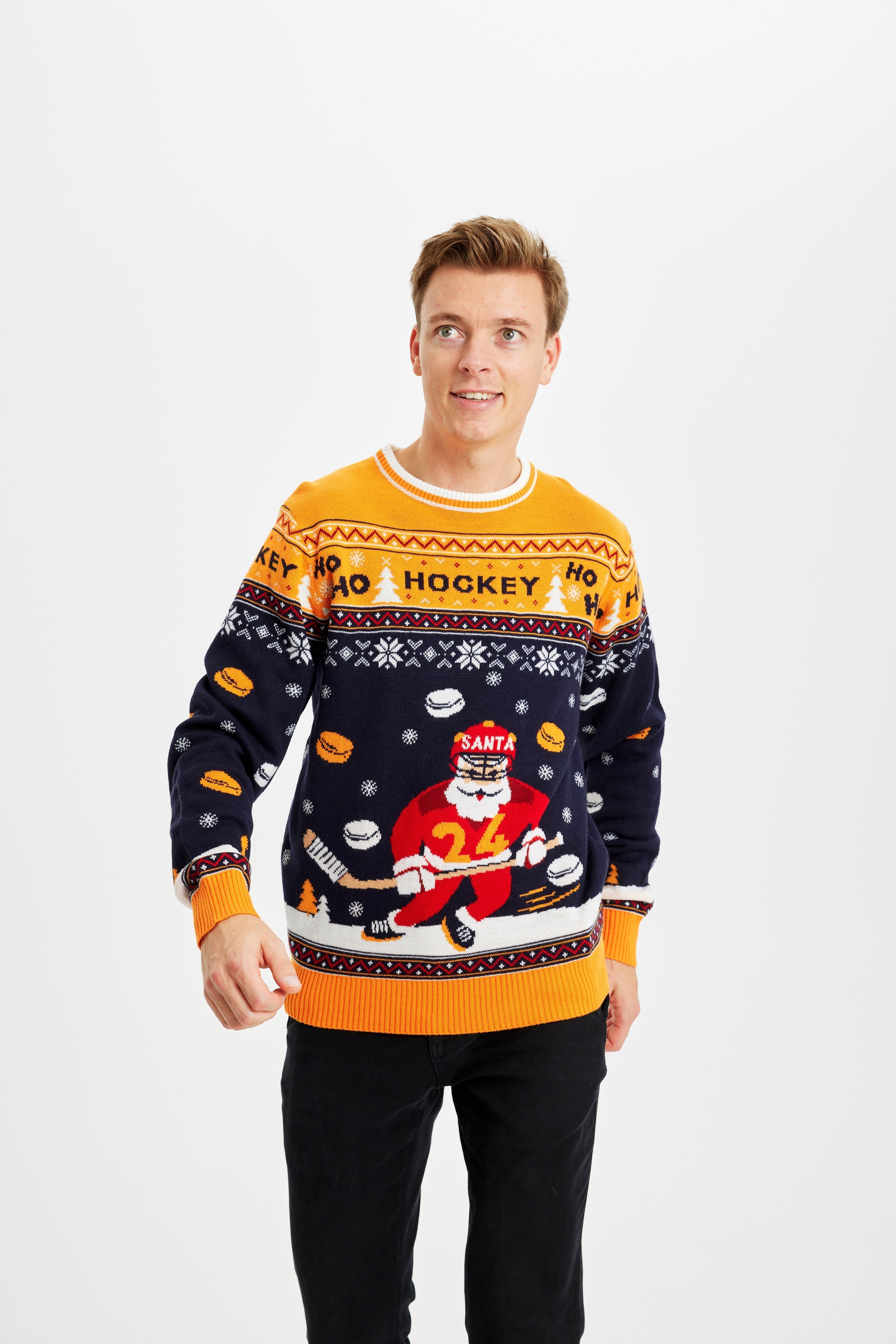 En man i jultröja med en jultomte som spelar hockey.