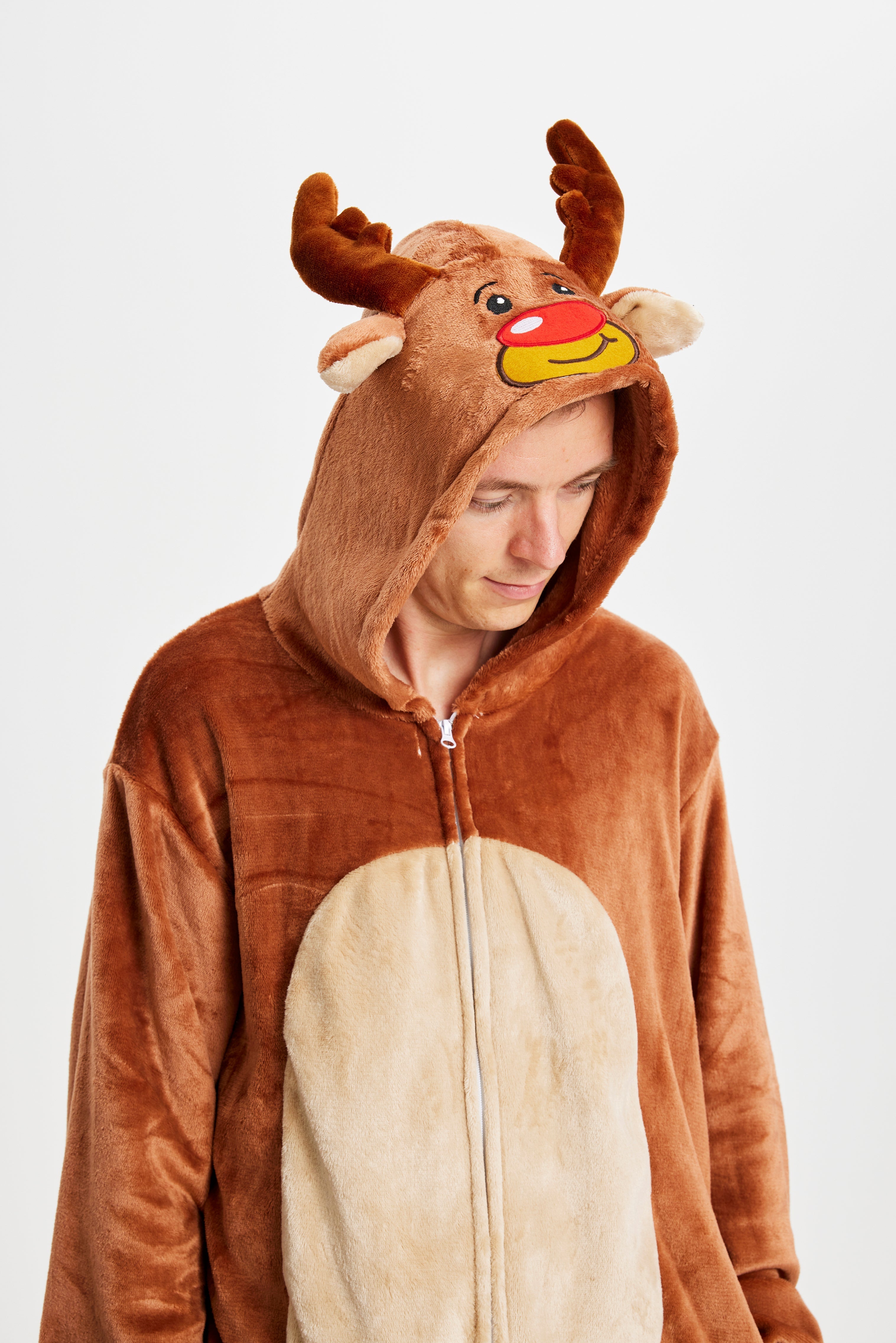 En man utklädd till ren.