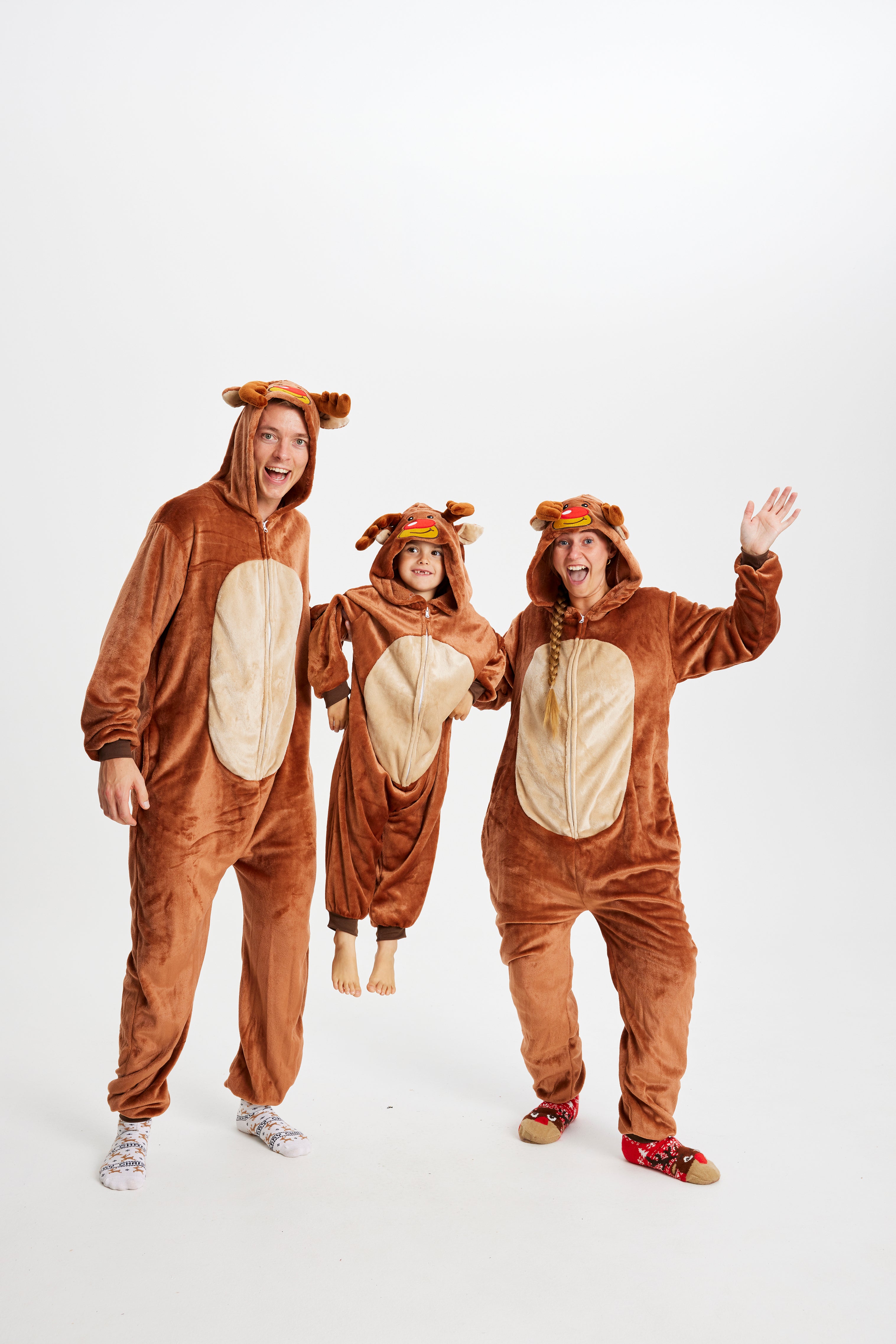 En familj utklädd till ren.