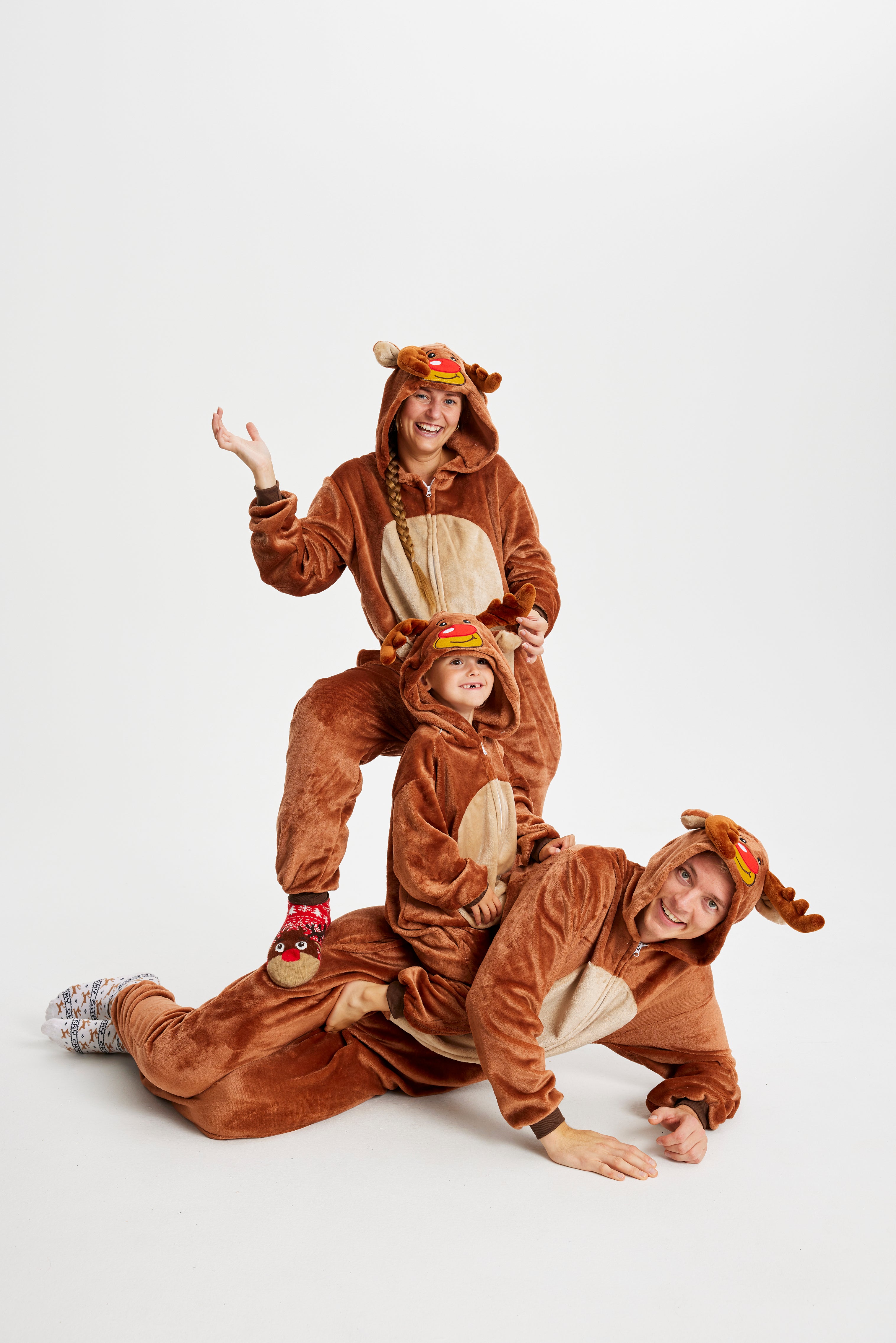 En familj poserar tillsammans utklädda till renar.
