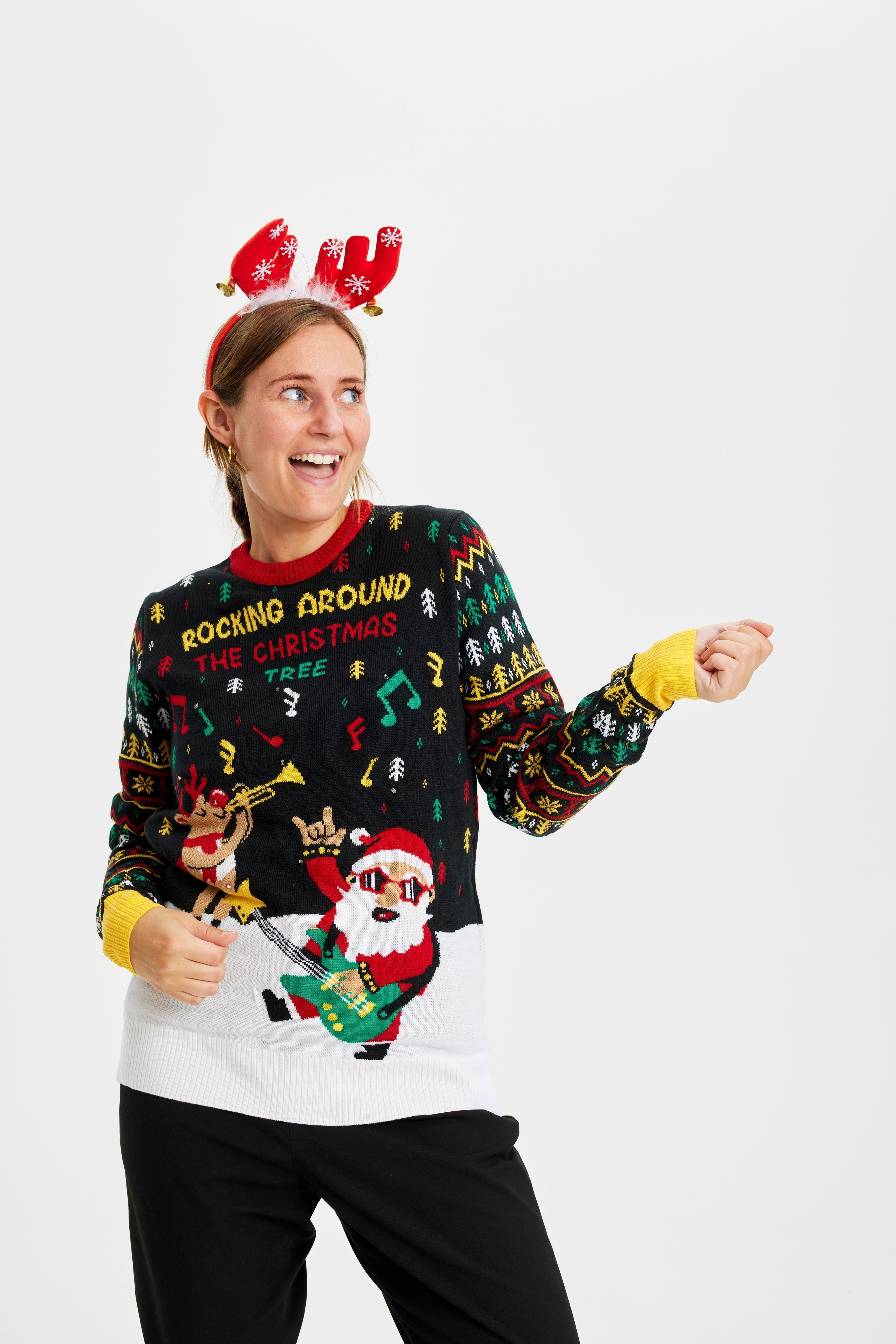 En poserande kvinna i jultröja med texten 