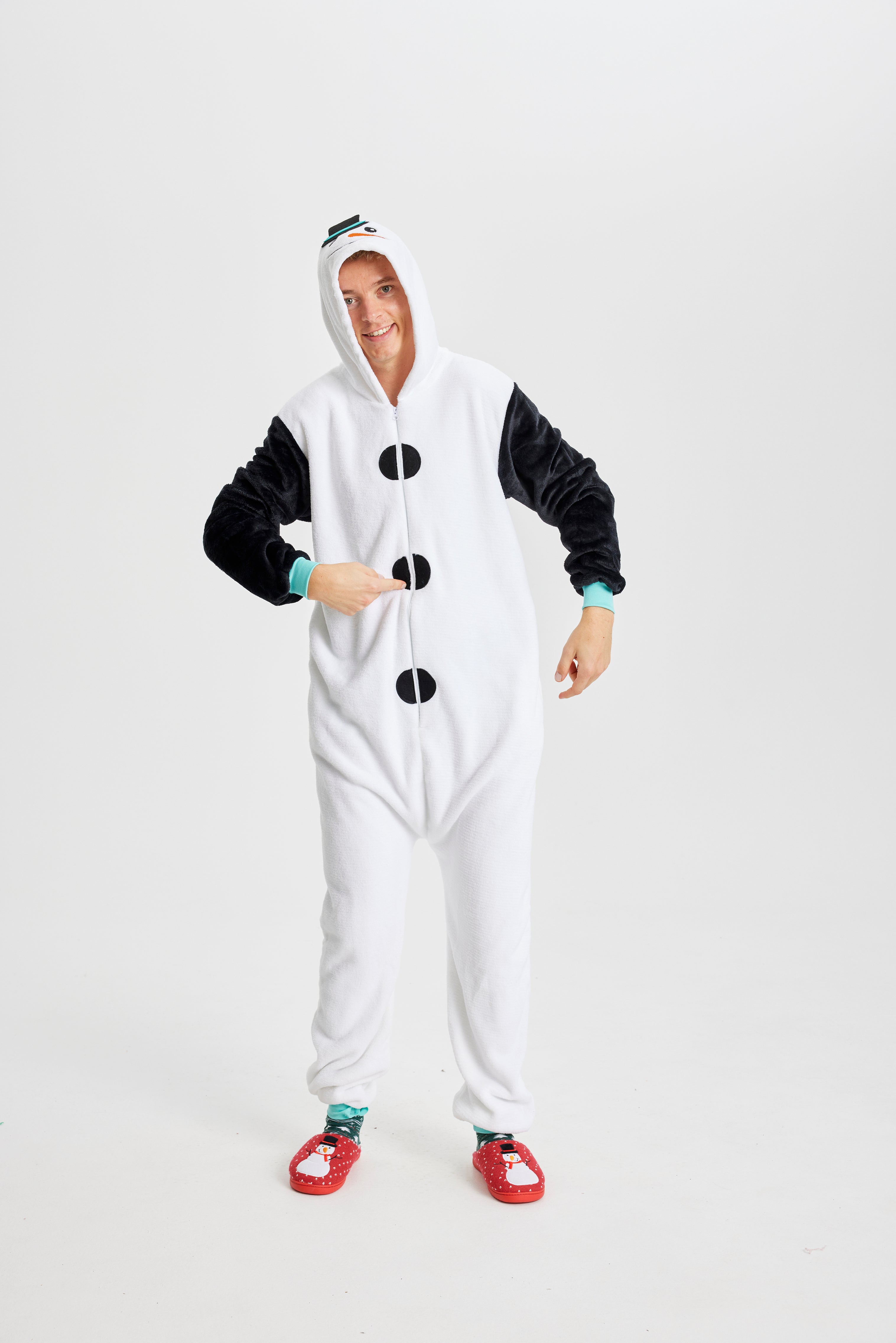 En man som bär en dräkt som ser ut som en snögubbe.