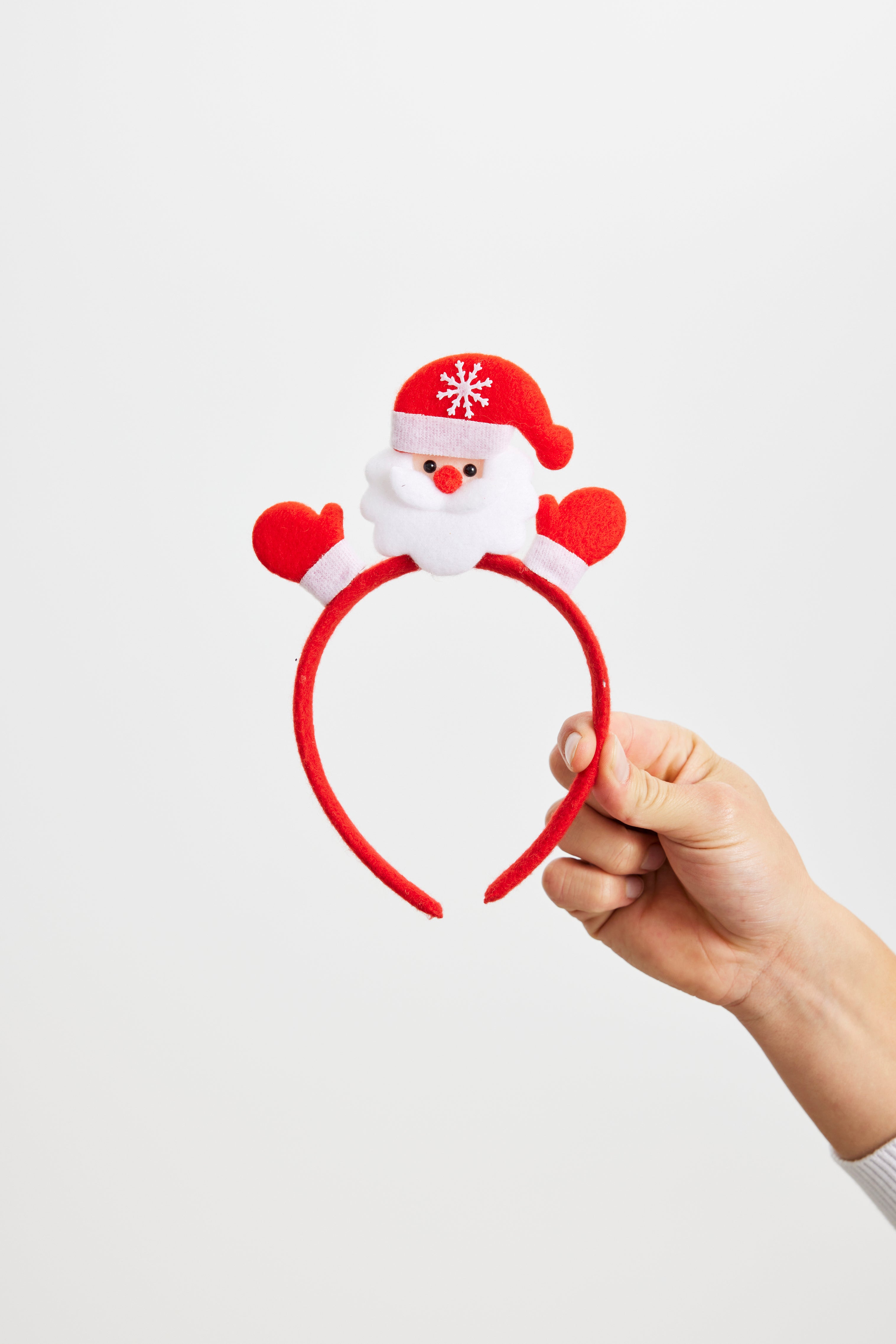 Rött julhårband med en tomte på.