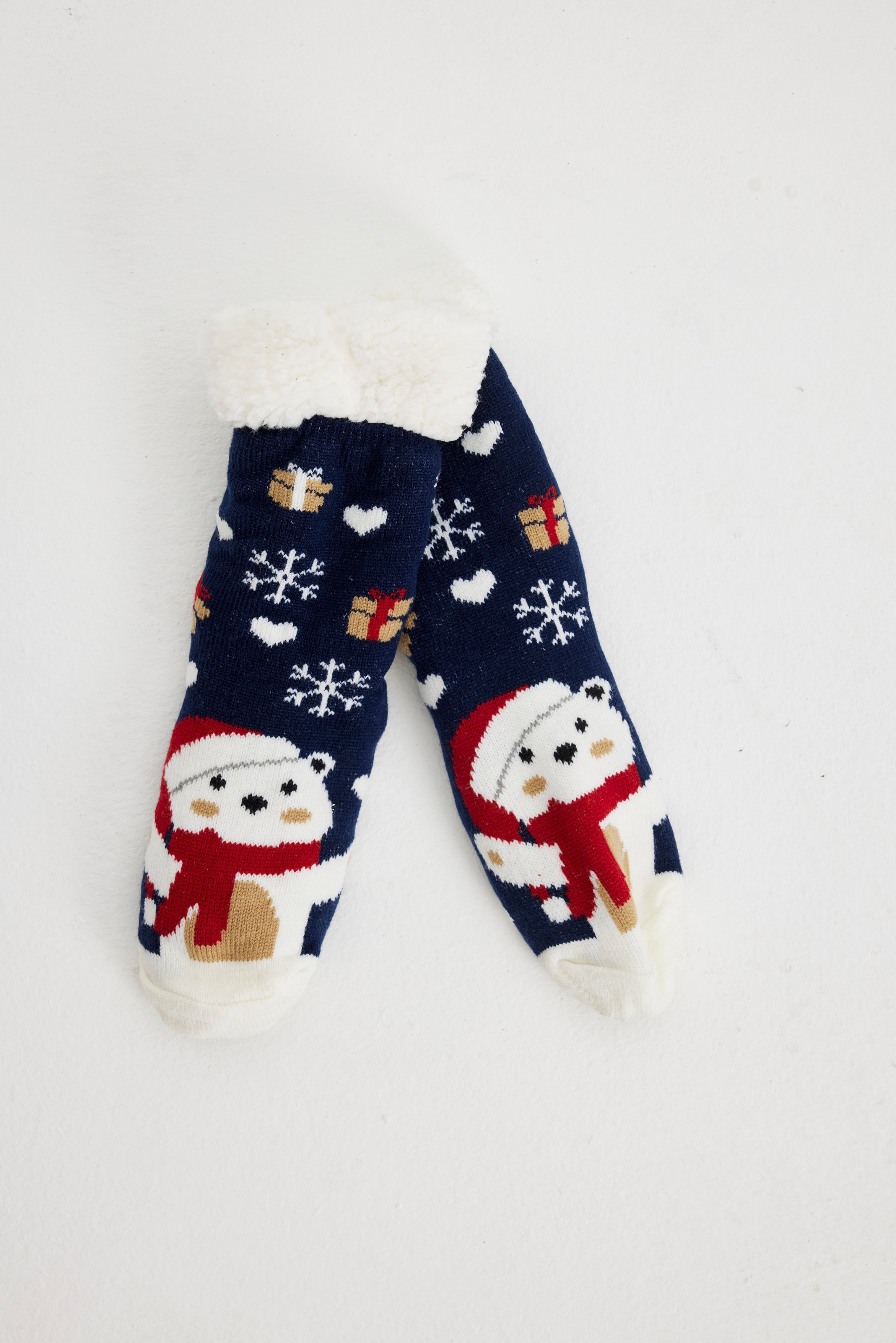 Blå julstrumpor med jultomten och julklappar på.