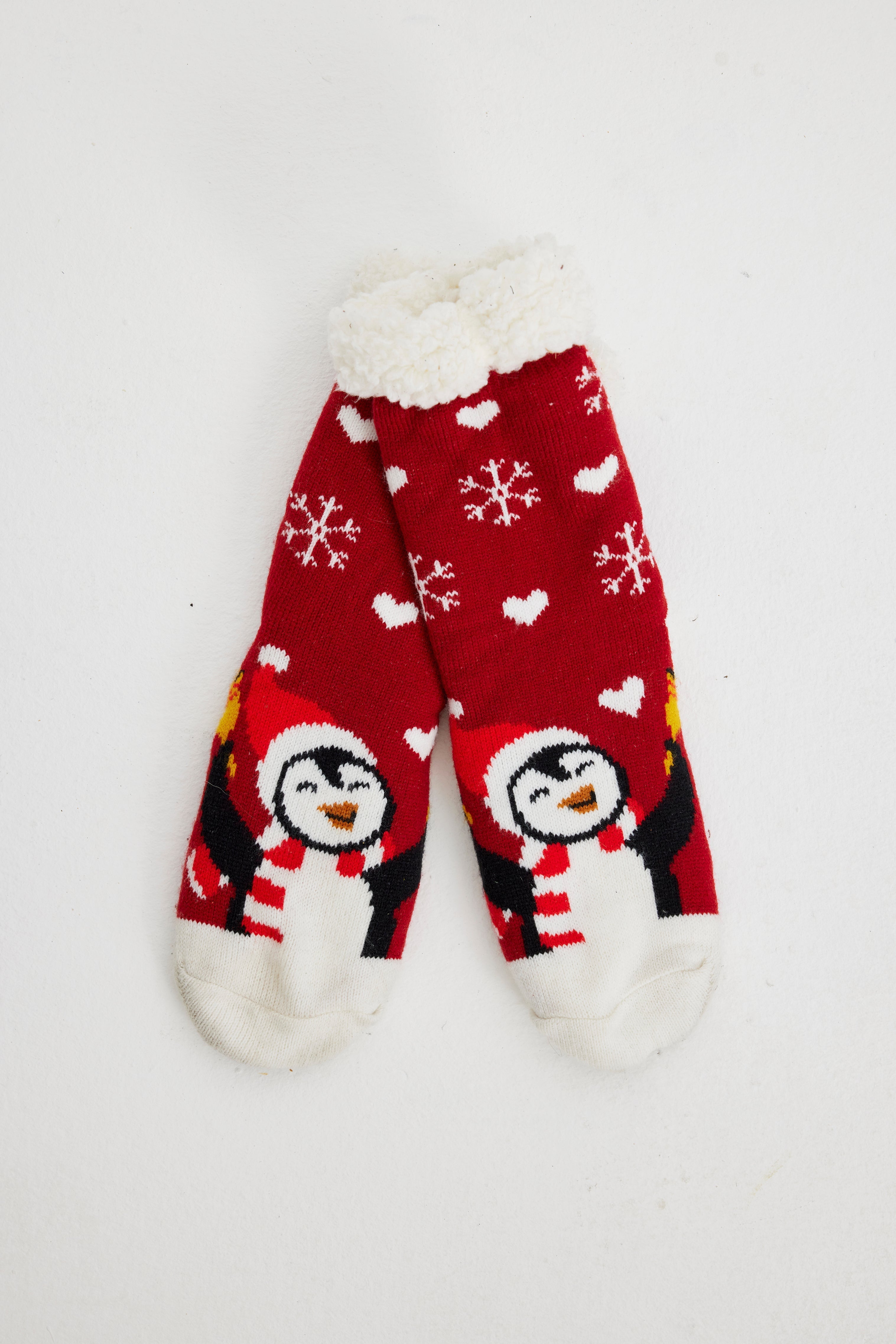 Röda julstrumpor med pingviner på.