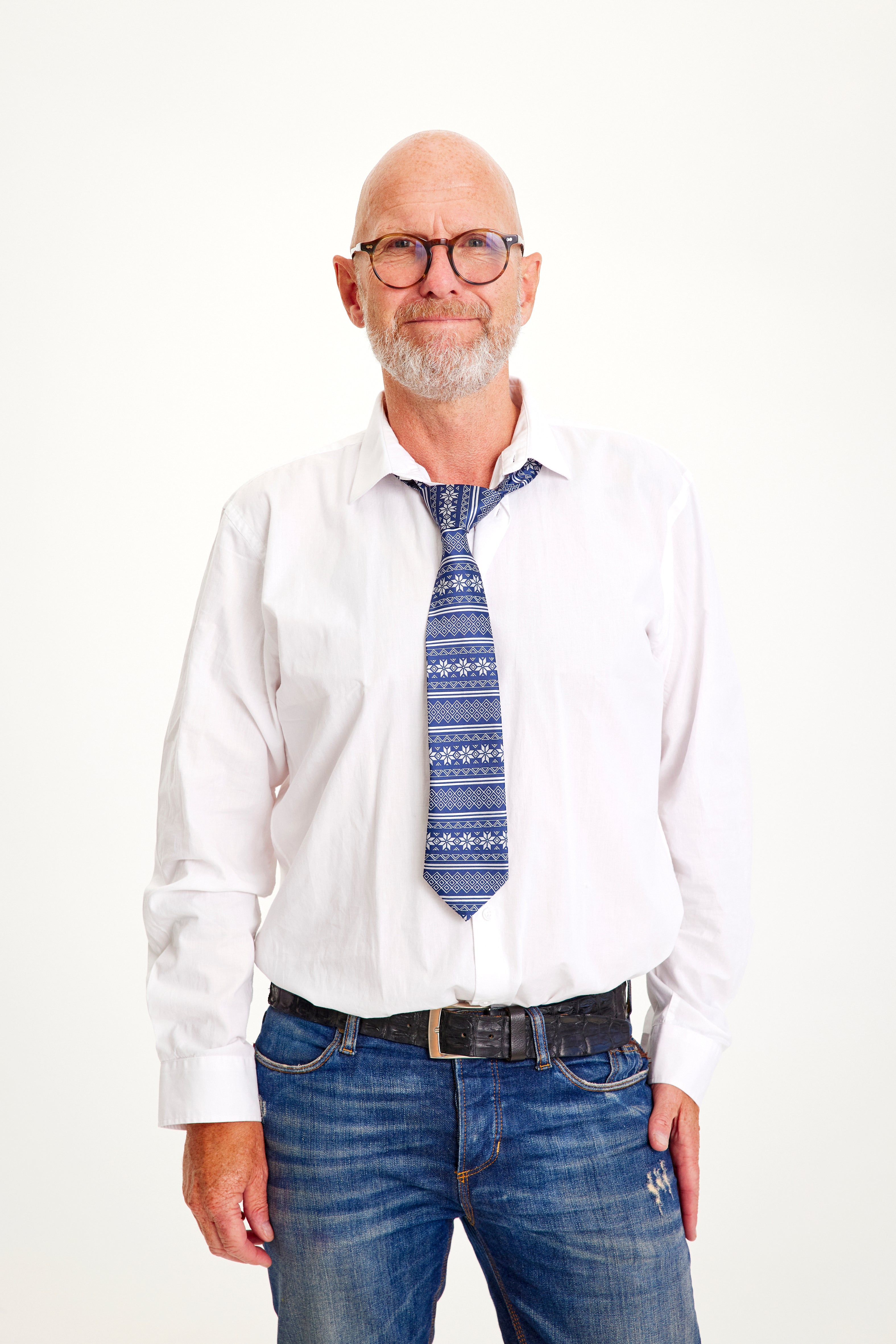 En leende man med julslips.