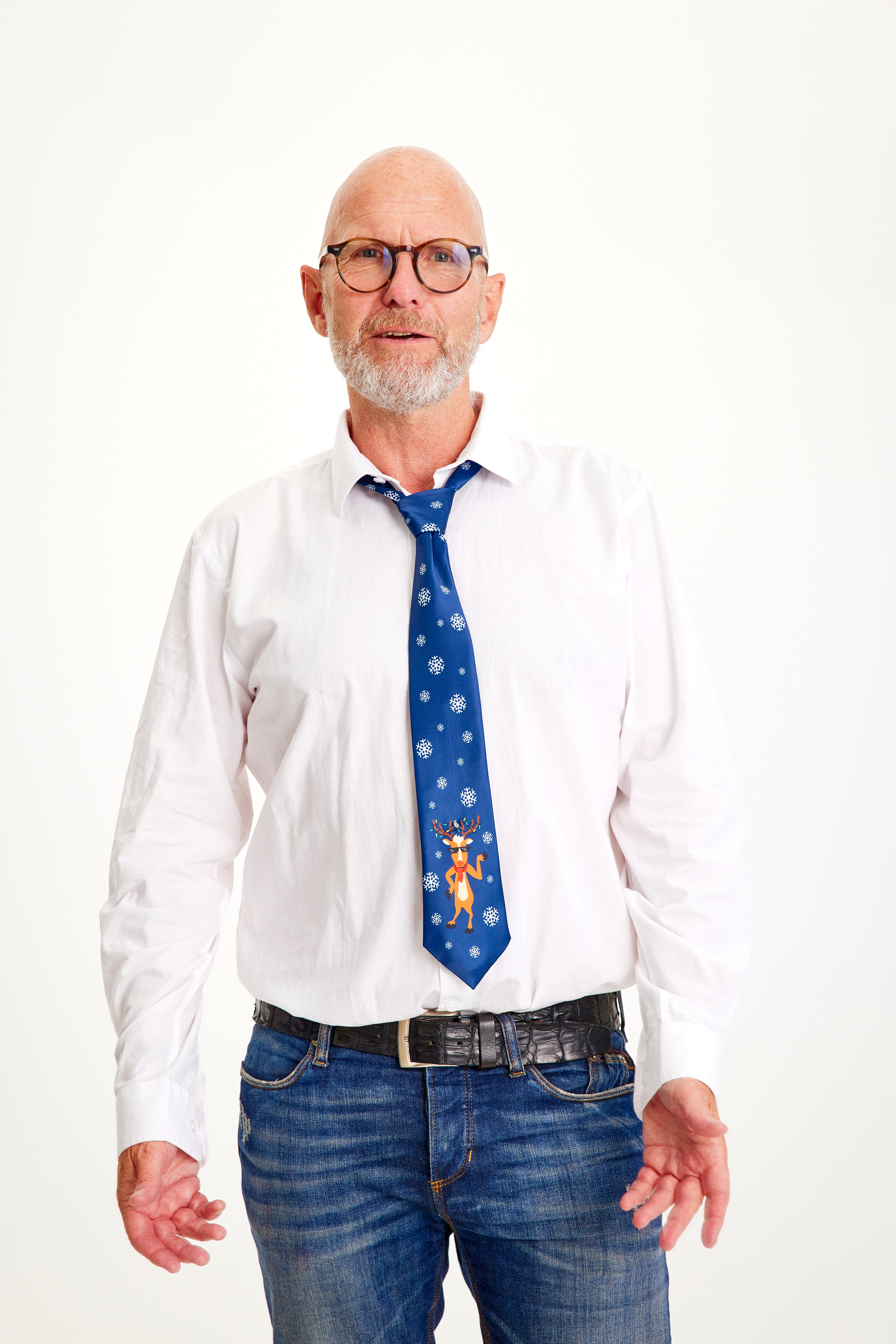 En man med vit skjorta och blå julslips.