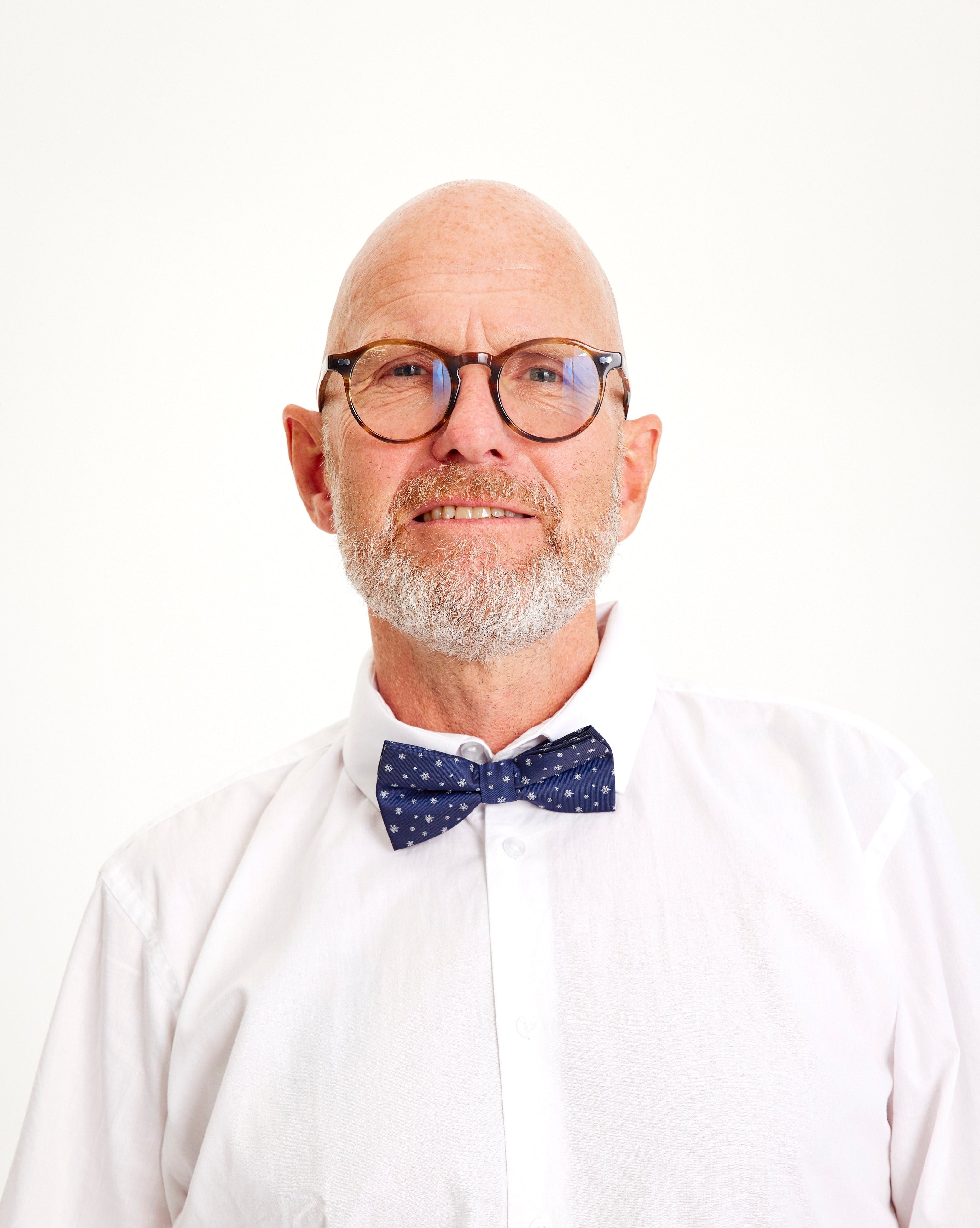 En man med blå fluga.