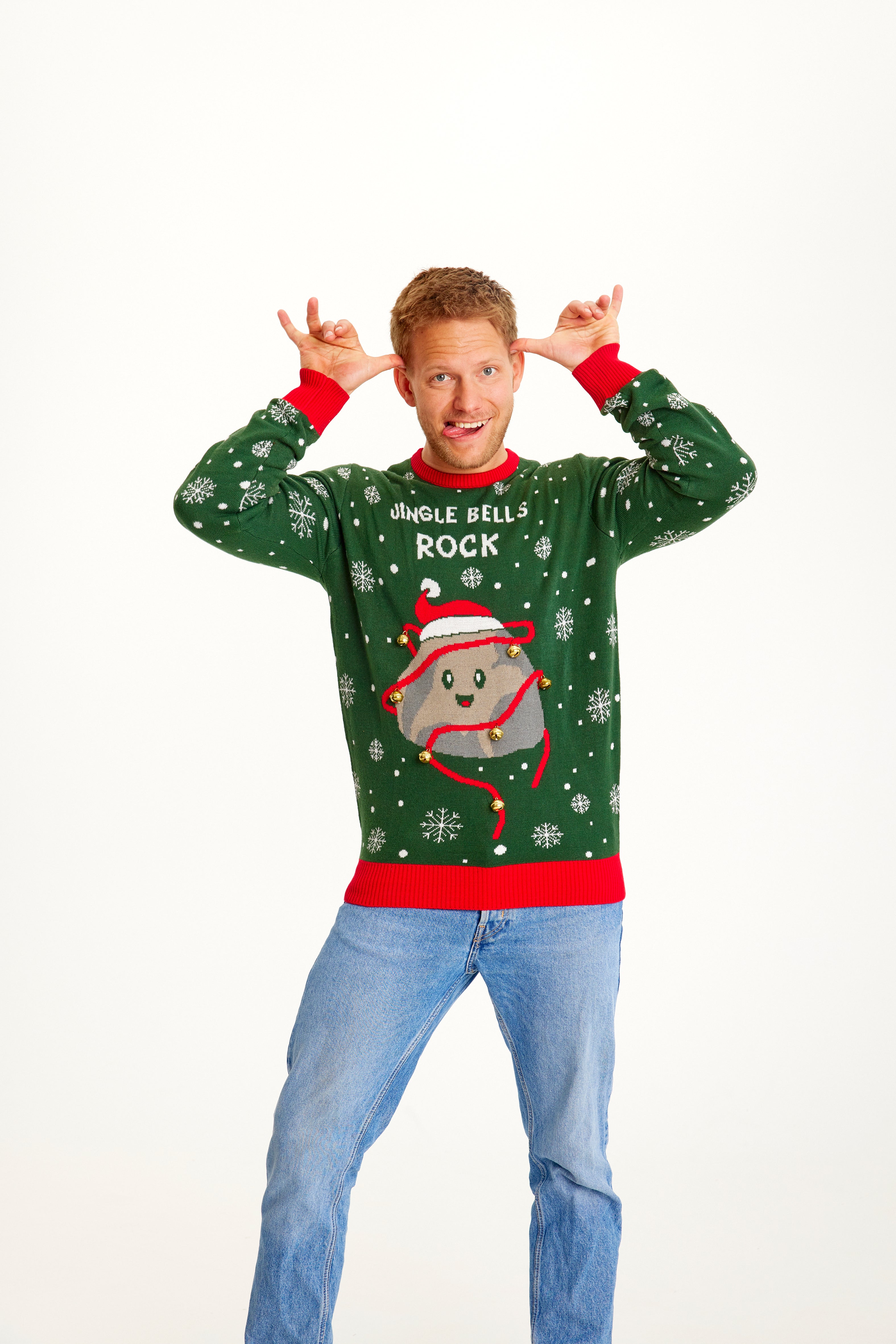 En poserande man i grön jultröja med citatet 