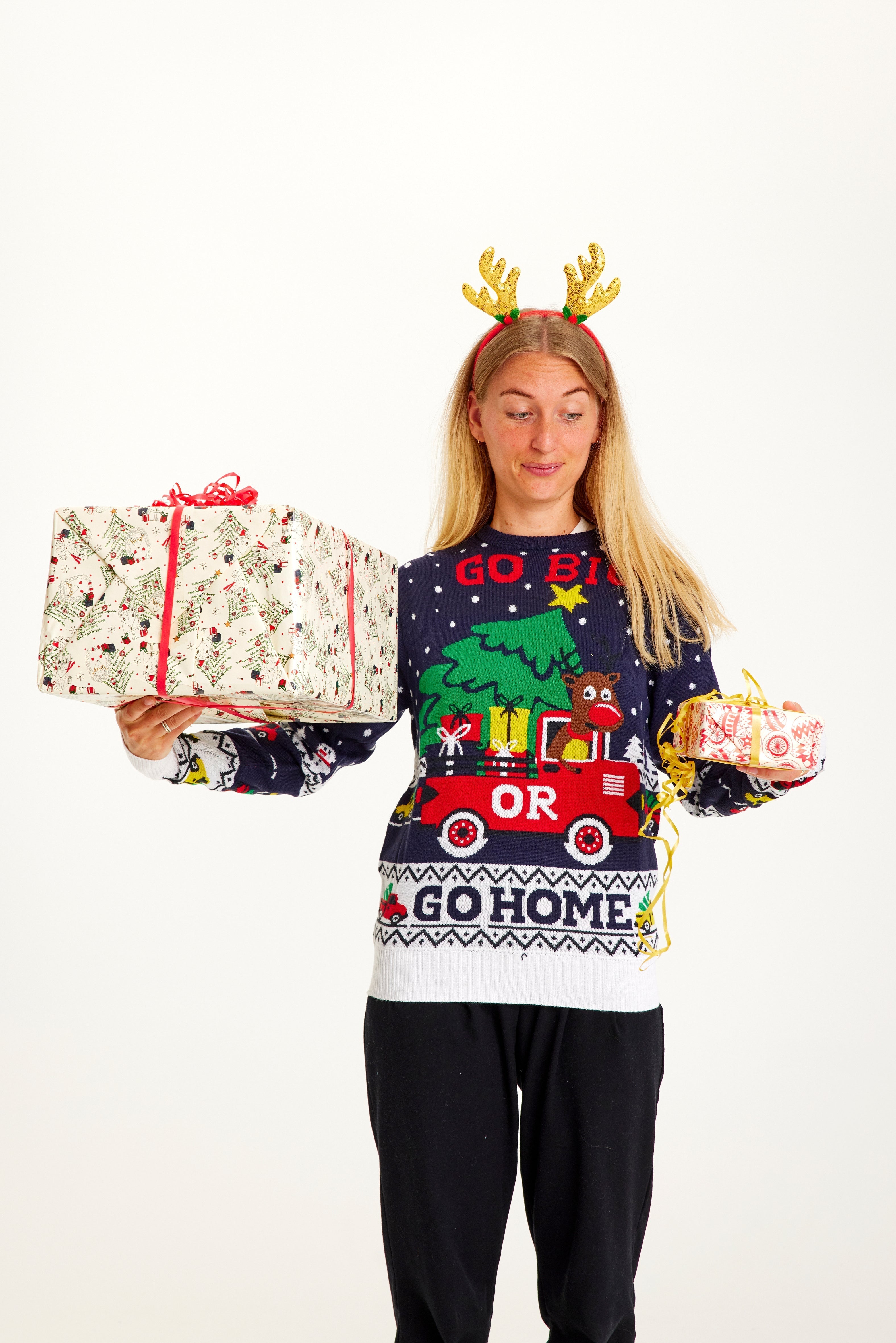 En kvinna som bär en jultröja med texten 