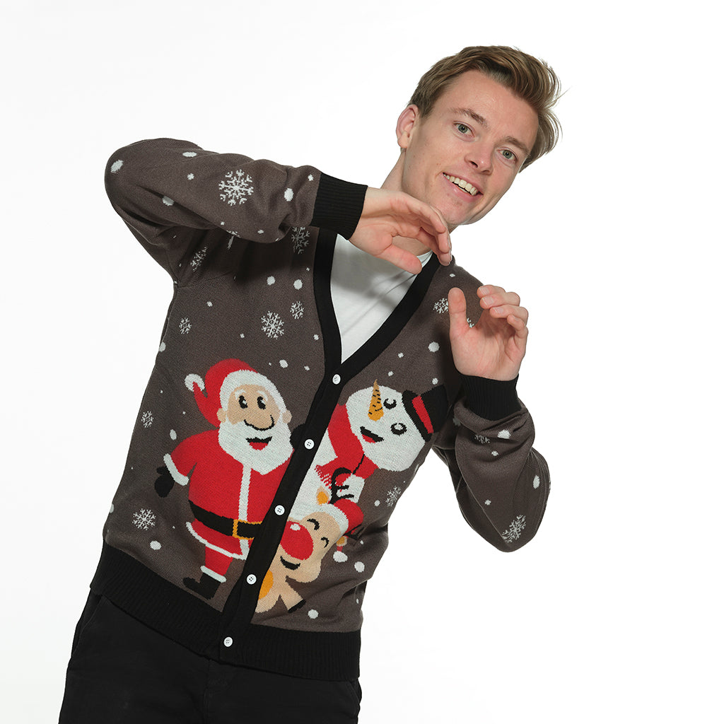 Man i grå julkofta med jultomten, Rudolf och en snögubbe.