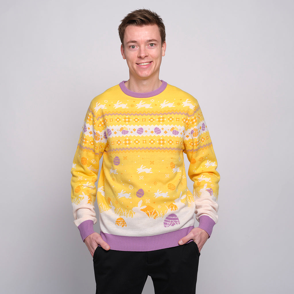 En man i en gul påsktröja med påskägg på.