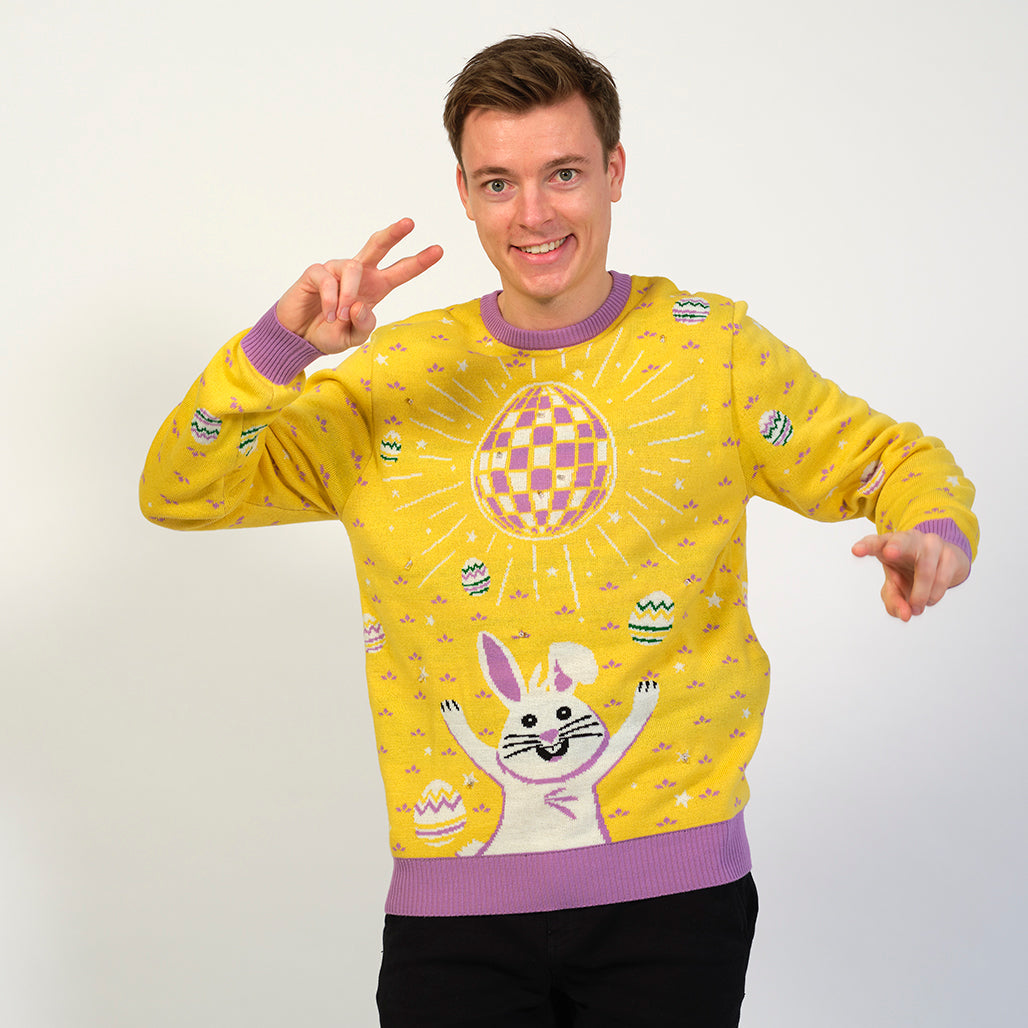 Man i gul påsktröja med discokula och kanin.