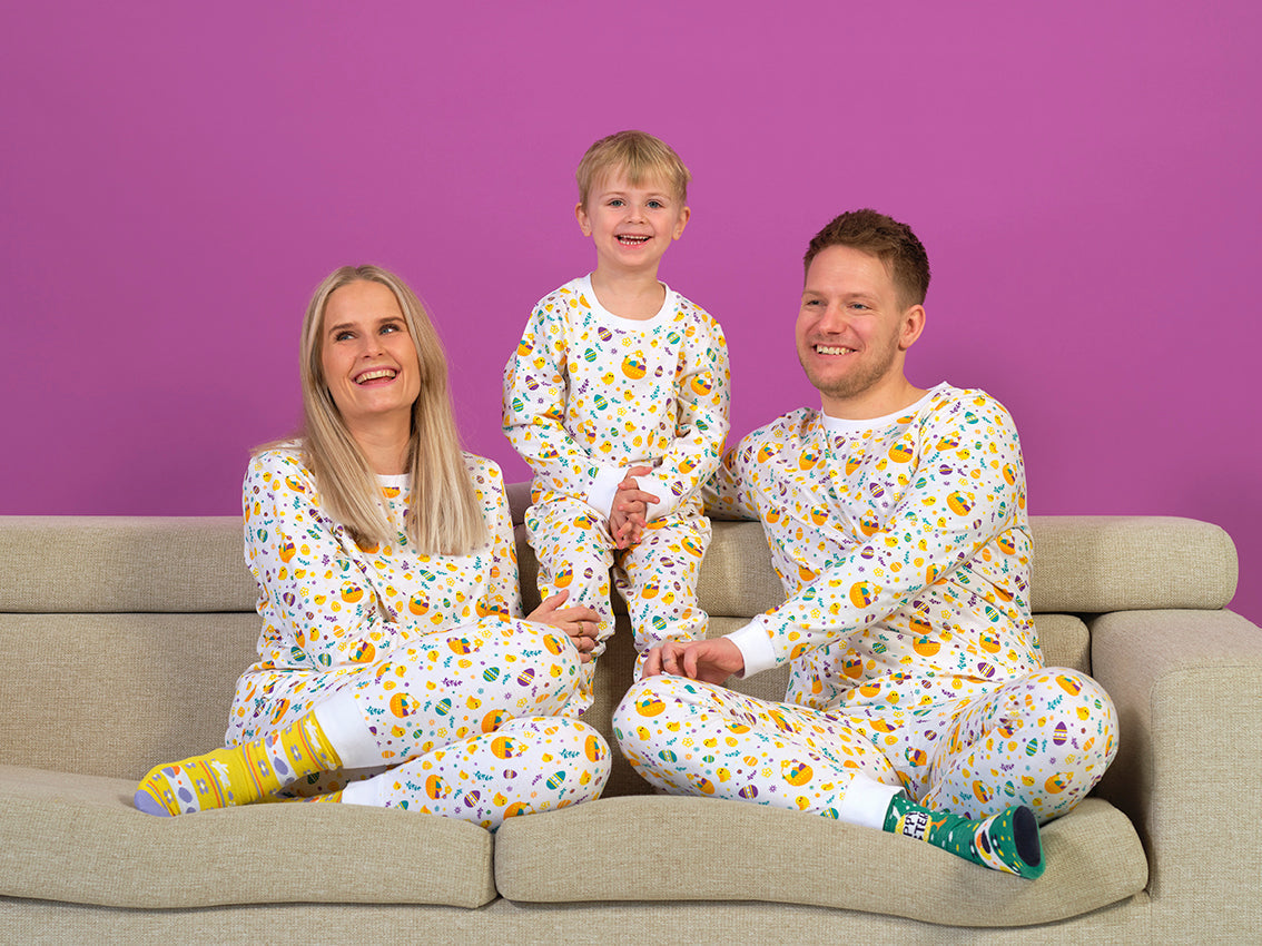 En familj i vit mönstrad påskpyjamas.