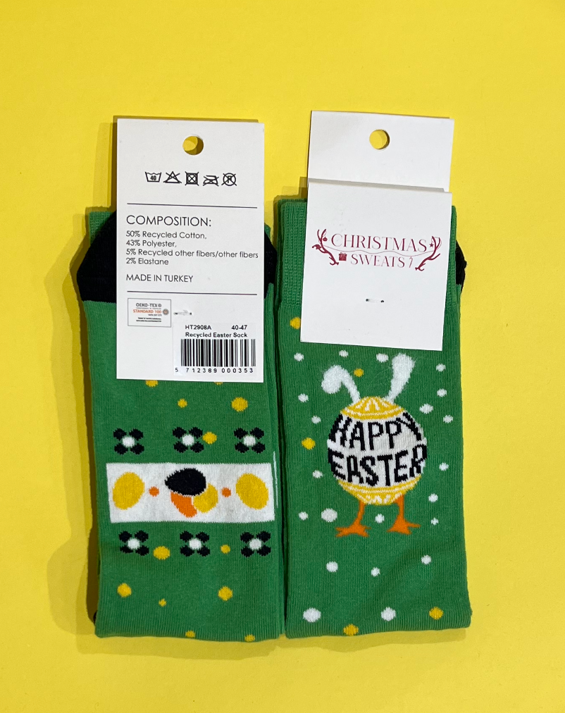 Ett par gröna påskstrumpor med påskägg på.