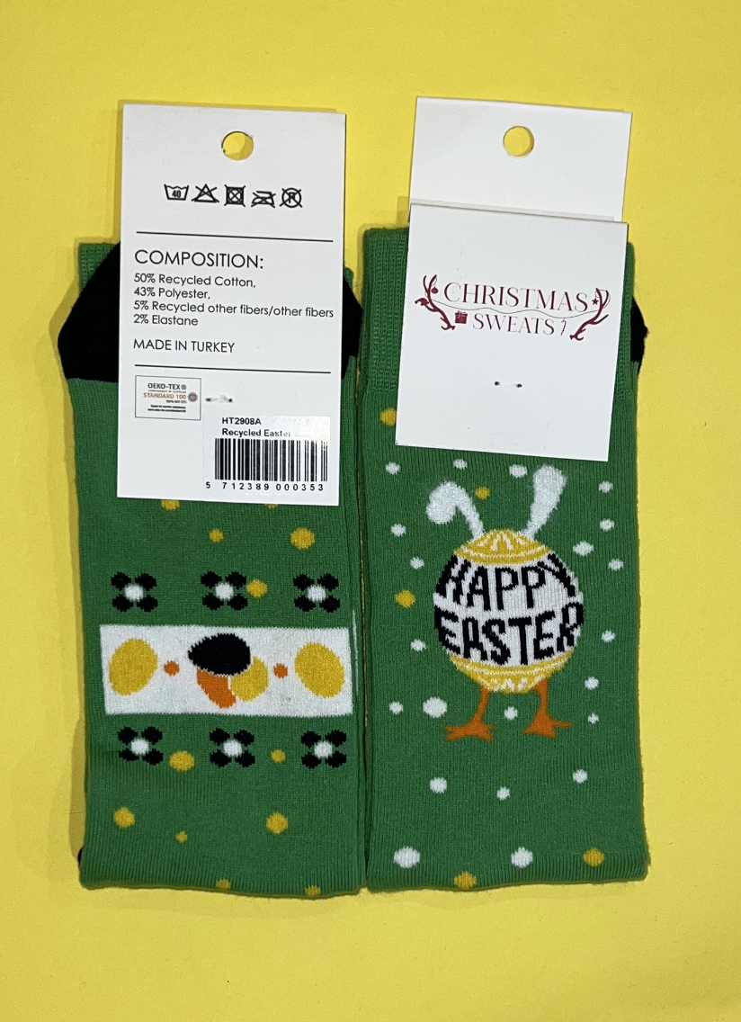 Ett par gröna påskstrumpor med påskägg på.