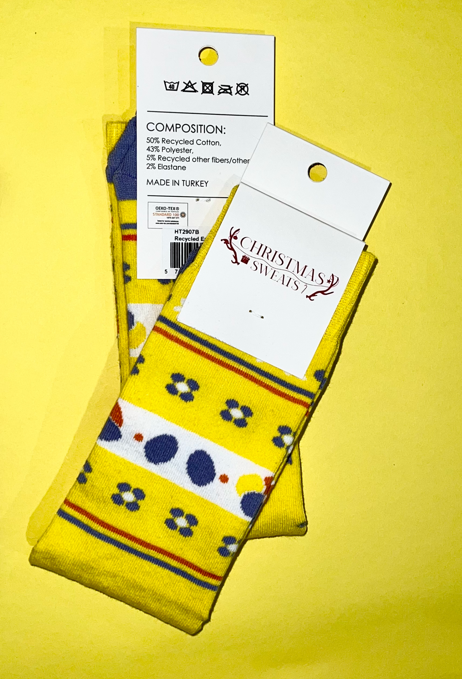 Ett par gula påskstrumpor med påskägg på.