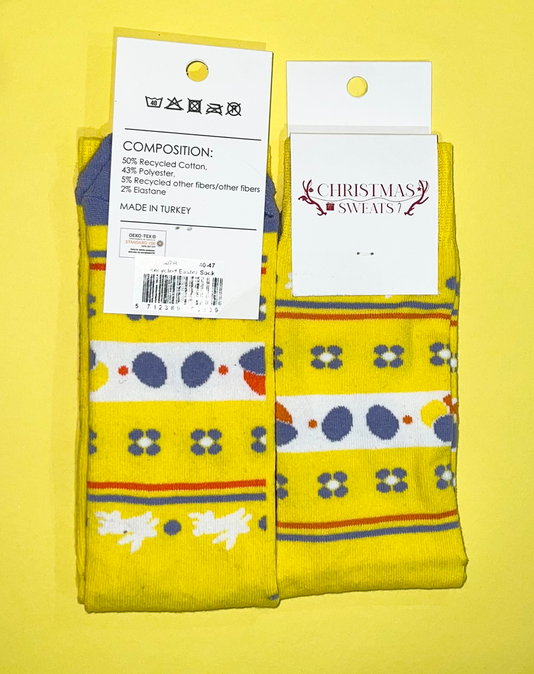 Ett par gula påskstrumpor med påskägg på.