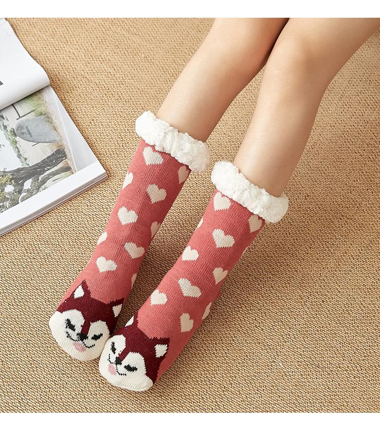 Ett par ben med röda julstrumpor.