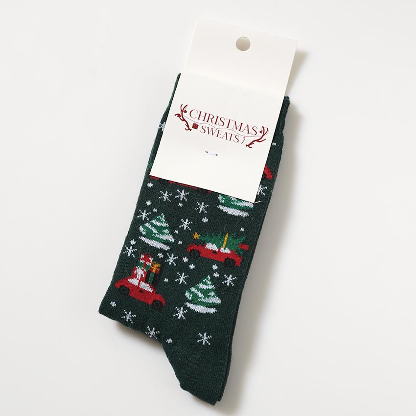 Ett par svarta julstrumpor med bilar på.