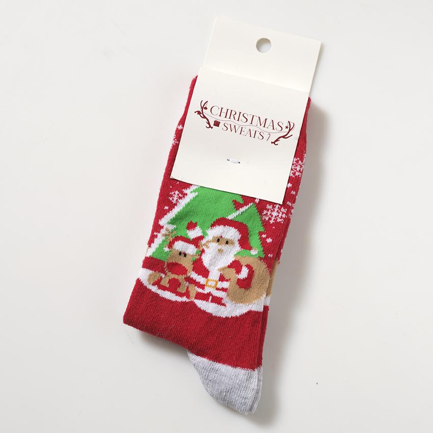 Röda julstrumpor med jultomten och Rudolf på.