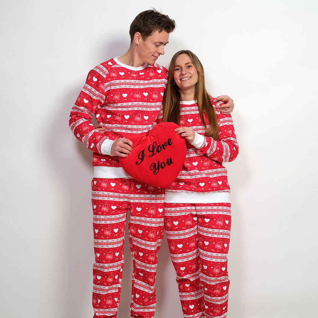 Ett par bär en röd alla hjärtans dag jumpsuit.