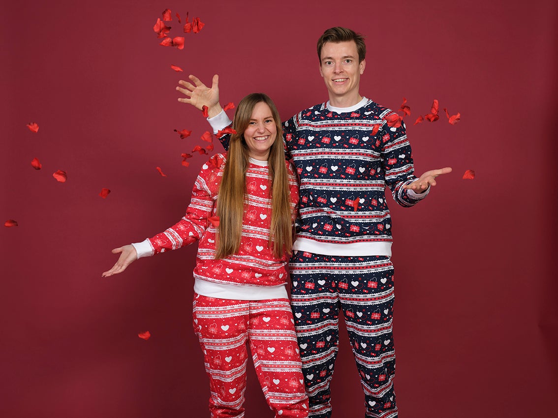 Ett par bär en alla hjärtans dag jumpsuit.