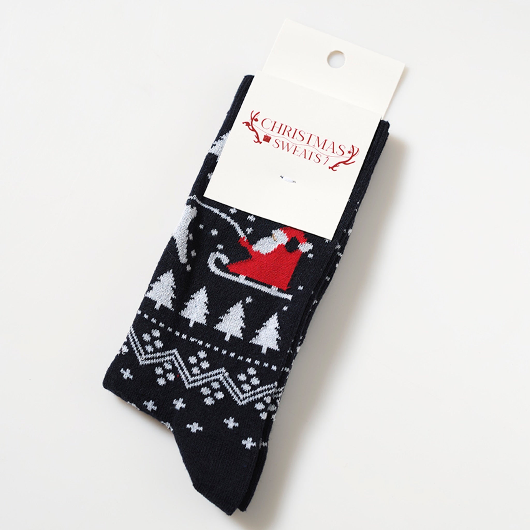 Ett par svarta julstrumpor med julgranar och julmönster.
