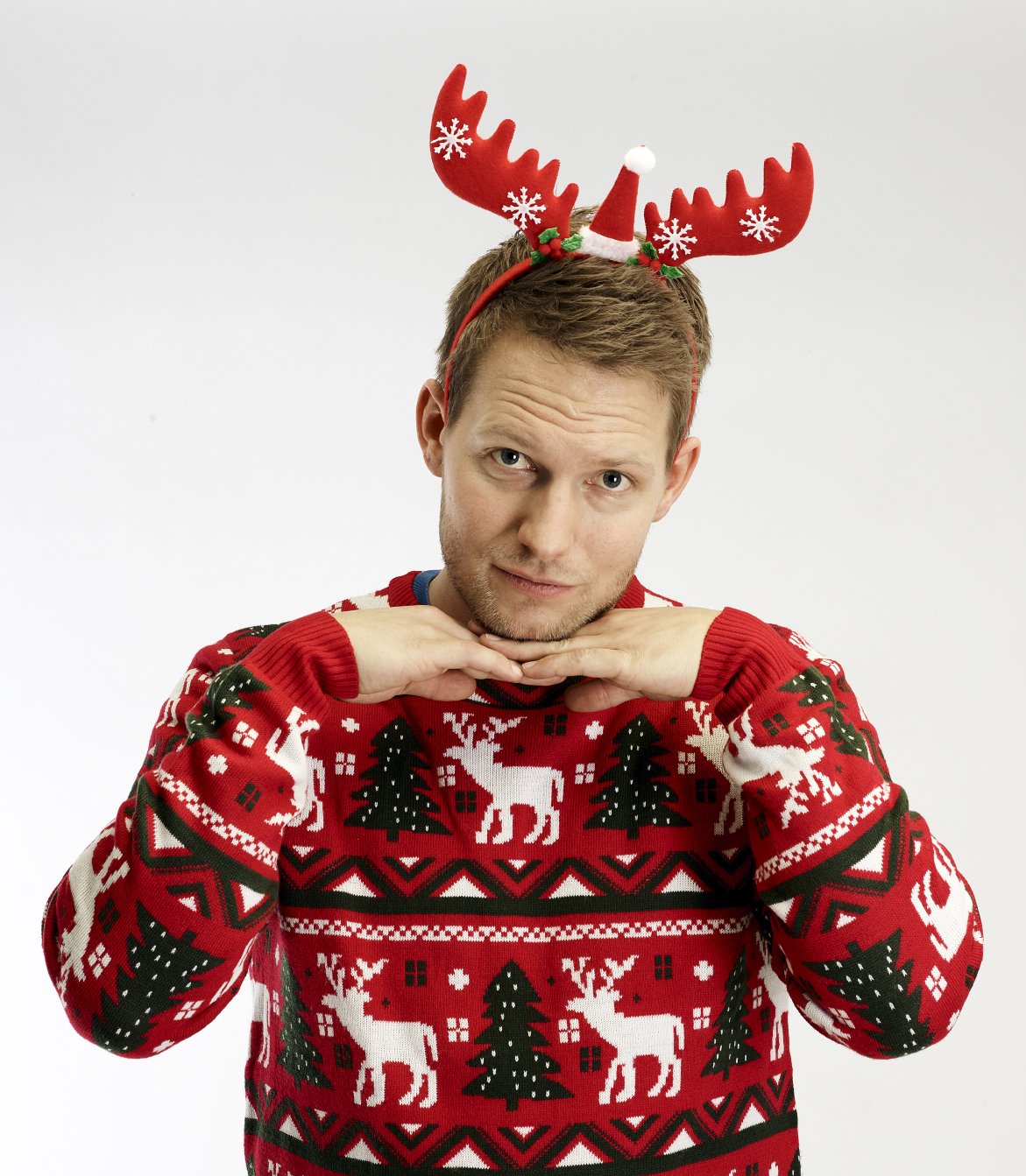 En man med en röd hårinpackning som liknar ett renhorn.