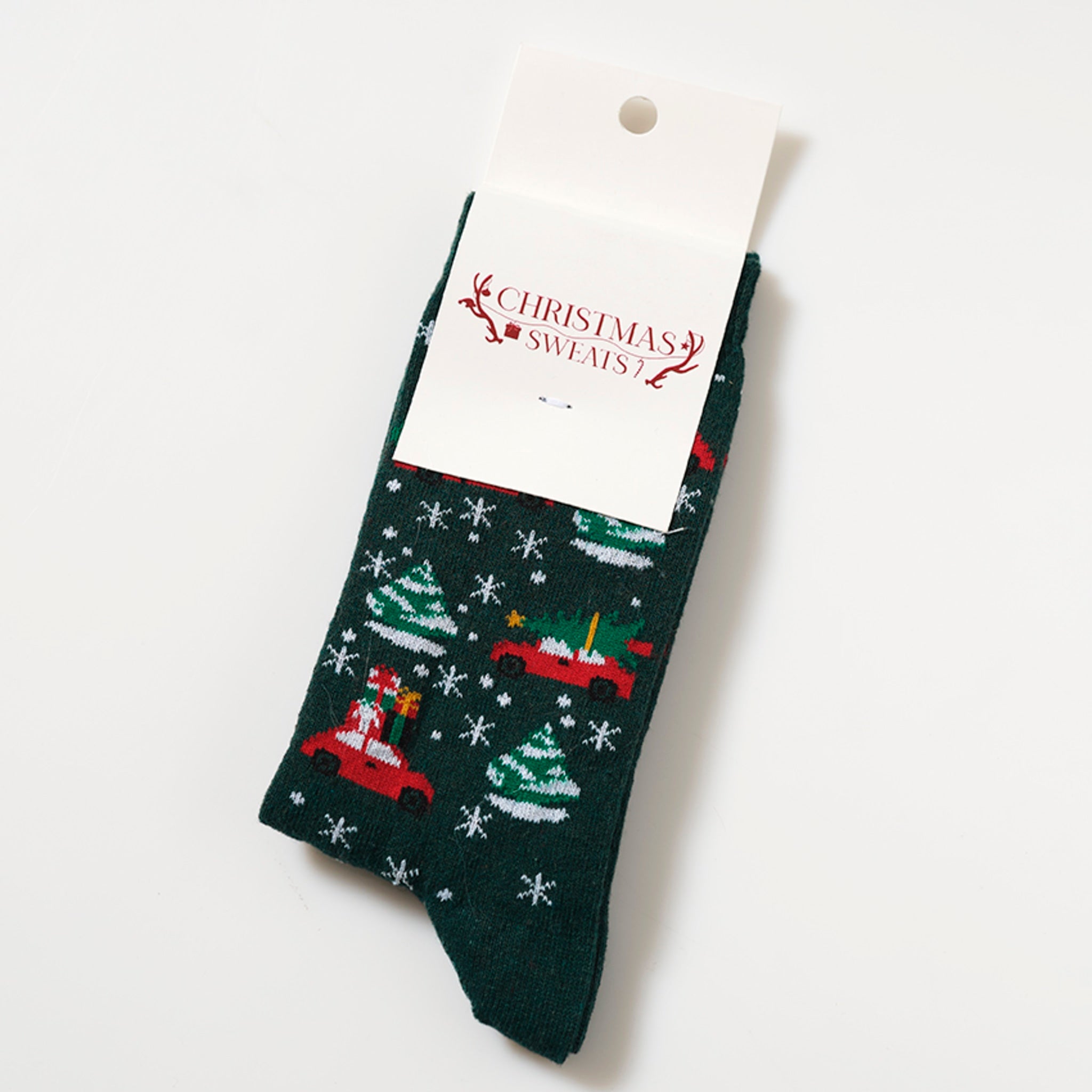 Ett par svarta julstrumpor med bilar på.